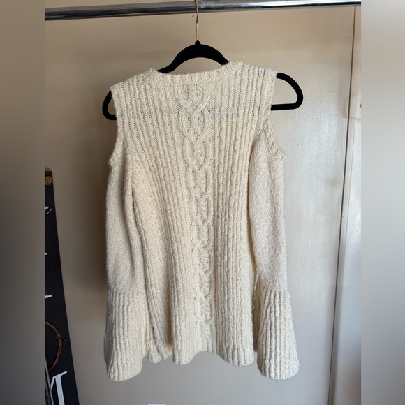 G.I.L.I Ivory cable knit cold shoulder bell sleeve sweater size XS - Picture 2 of 7